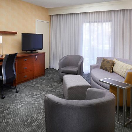 Courtyard By Marriott Detroit Livonia Hotel Bagian luar foto
