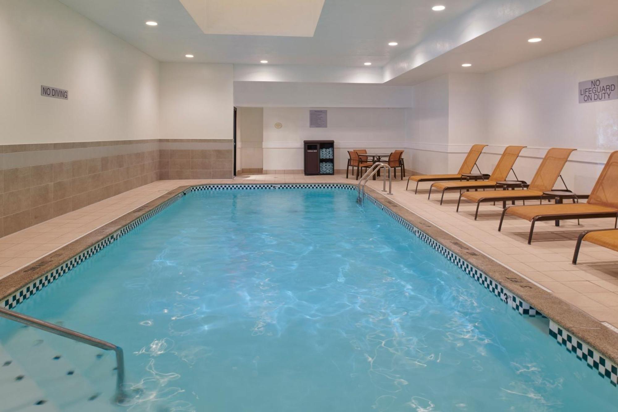 Courtyard By Marriott Detroit Livonia Hotel Bagian luar foto