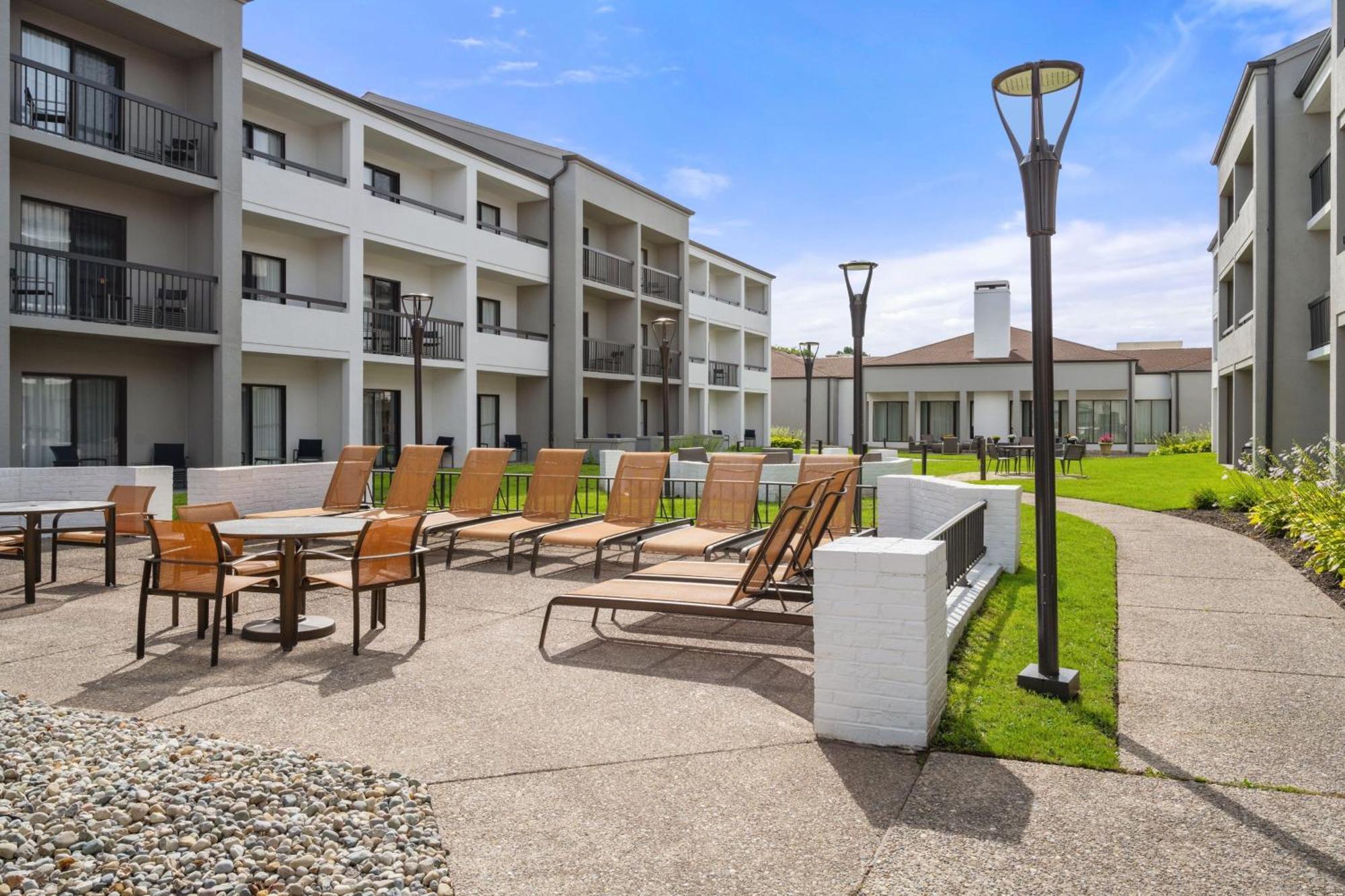 Courtyard By Marriott Detroit Livonia Hotel Bagian luar foto
