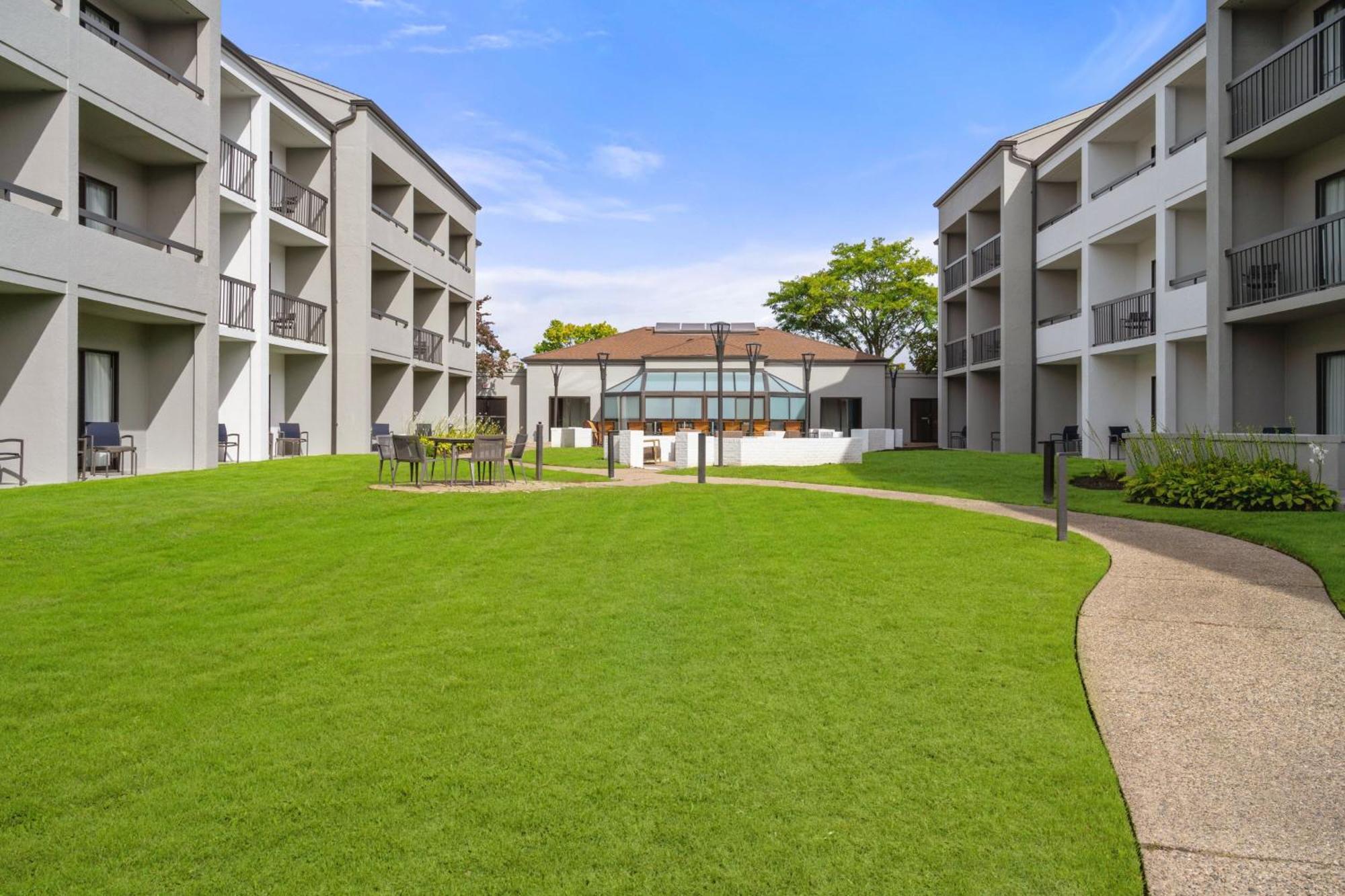 Courtyard By Marriott Detroit Livonia Hotel Bagian luar foto