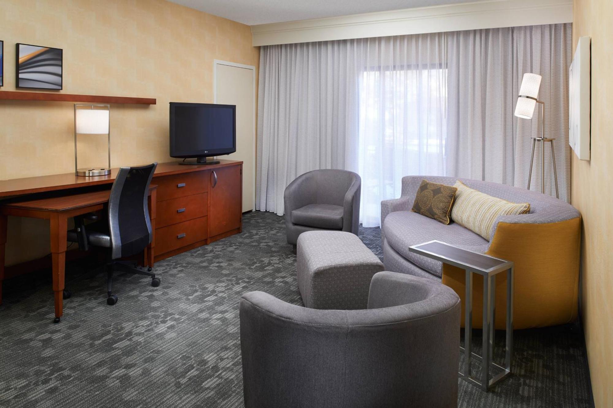 Courtyard By Marriott Detroit Livonia Hotel Bagian luar foto