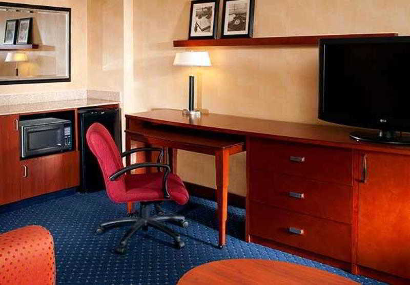 Courtyard By Marriott Detroit Livonia Hotel Bagian luar foto